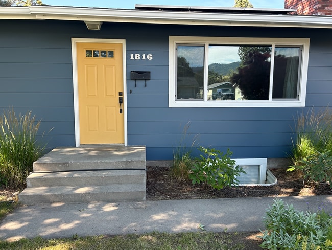 Building Photo - 3 Bed, 1.5 Bath with Spacious Backyard!