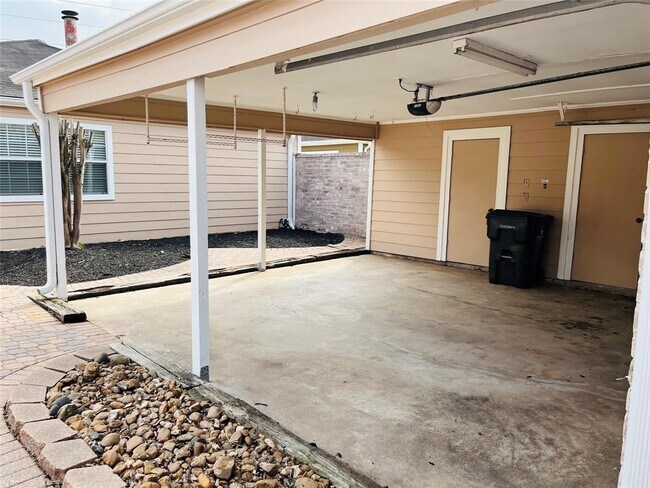 Building Photo - 16203 Ridgegreen Dr