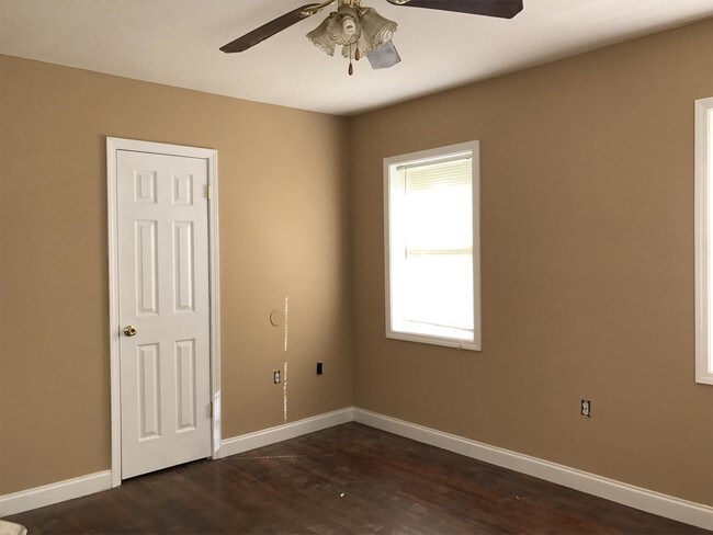 Building Photo - 711 Lindsey Dr