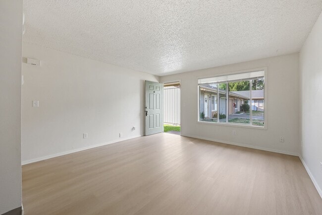 Building Photo - Move in ready! 2 bed 1 bath Olympia duplex!