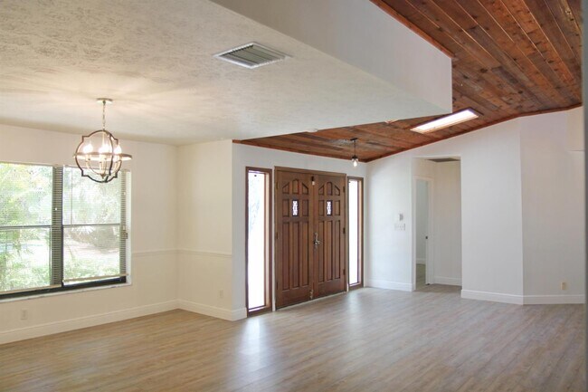 Building Photo - 300 NE Town Terrace