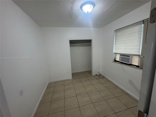 Foto del edificio - 7000 NW 8th Ave