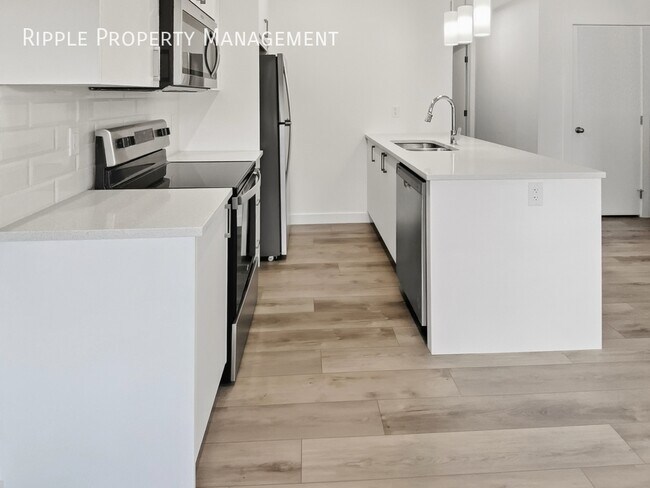 Photo du bâtiment - Modern 2 Beds, 1 Baths TownHouse | No Pets Allowed