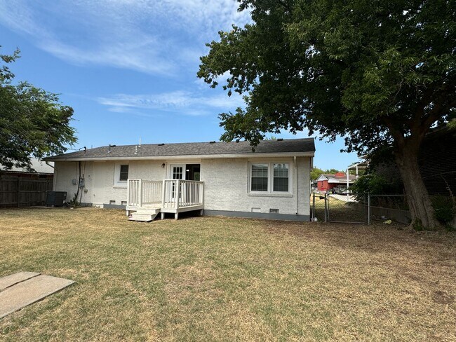 Building Photo - 3432 NW Lincoln Ave