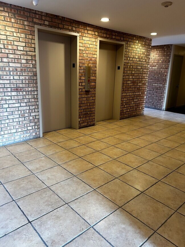 Foto del edificio - 5950 Oakwood Dr