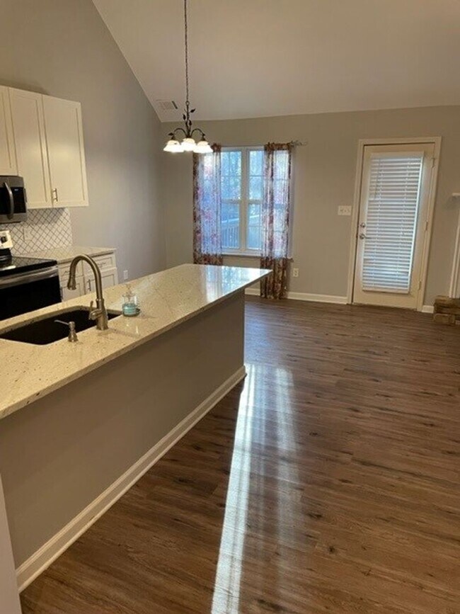 Foto del edificio - 475 Lone Oak Dr: 4BR/2 BA Home in Lovely S...