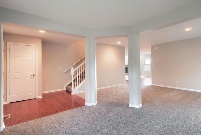 Building Photo - 4 Bedroom single family home available Jul...