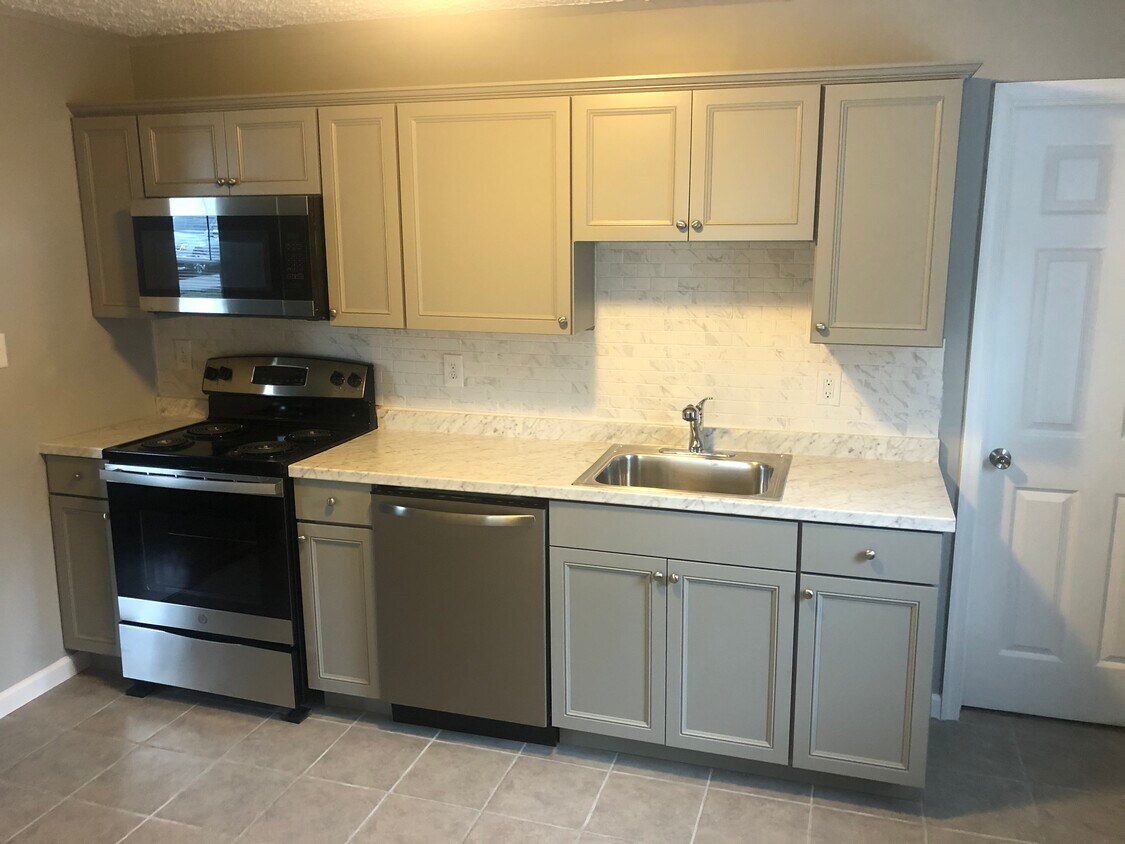 527 Charles St Unit B, Throop, PA 18512 Apartments in Throop, PA