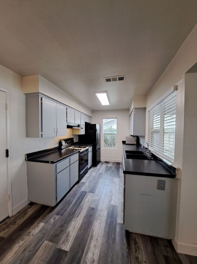 Foto del edificio - Move In Now & Get Half Off Your First Month’s Rent - Single-Level Clovis Home with 3 Bedrooms, Ya...