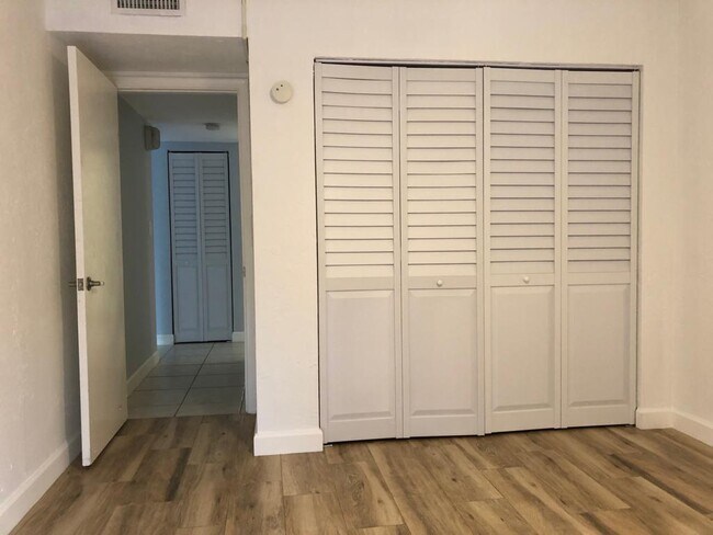 Foto del edificio - 6884 N Kendall Dr