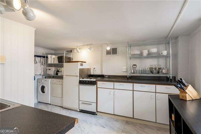 Building Photo - 861 Charles Allen Dr NE