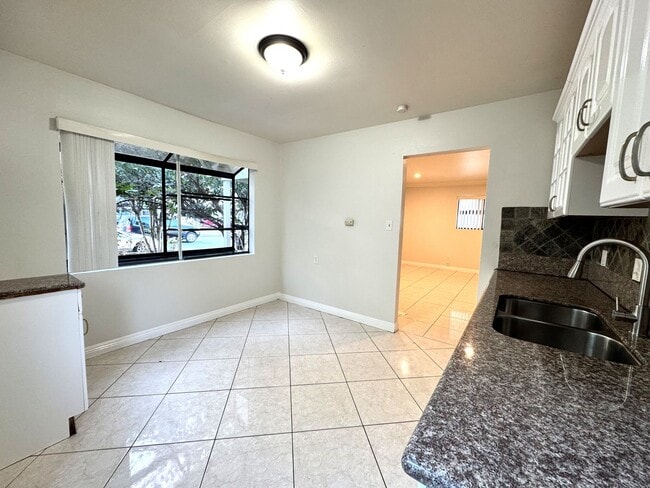 Foto del edificio - Delightful 4 Bedroom | 2 Bath