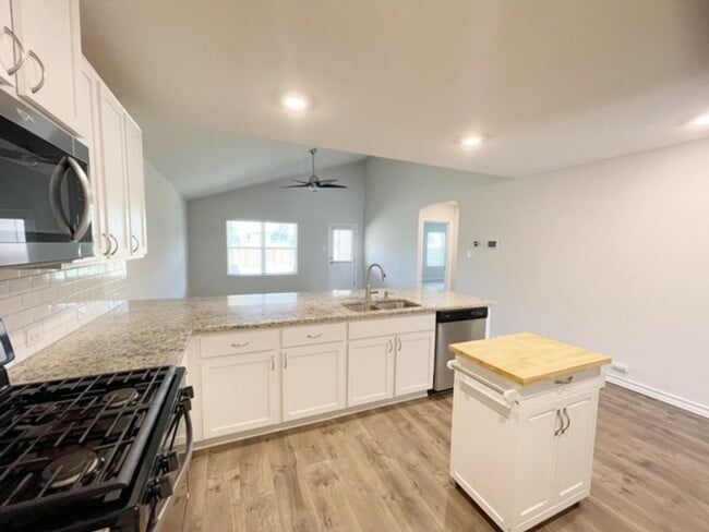 Building Photo - Come check out this well maintained 4 bedroom, 2.5 bath home in the well desired community of Lan...