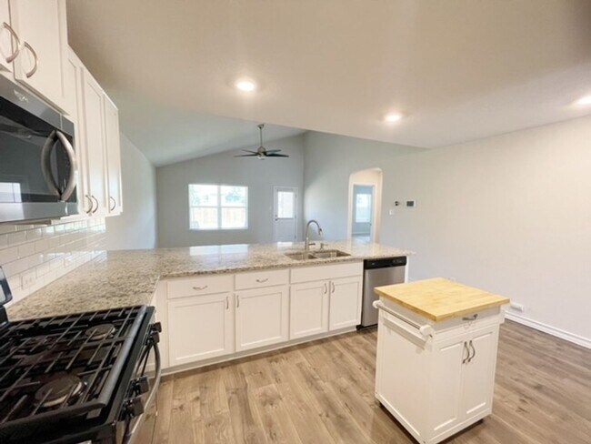 Foto del edificio - Come check out this well maintained 4 bedroom, 2.5 bath home in the well desired community of Lan...