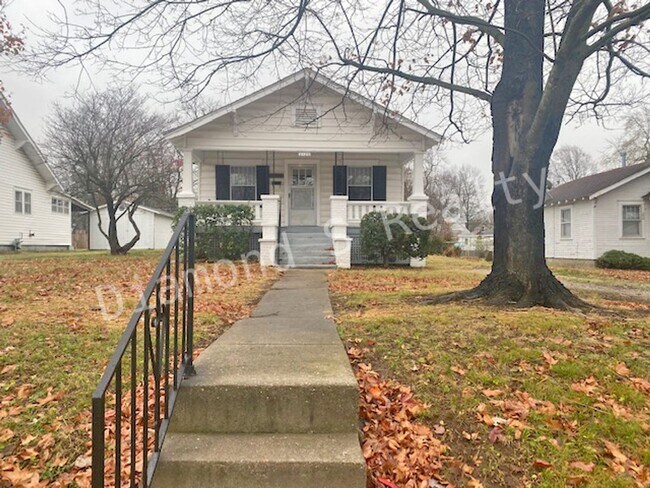 Building Photo - Charming Bungalow-Style Home Available Now