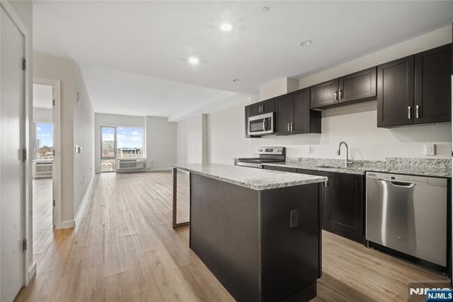 Building Photo - 69 Main St