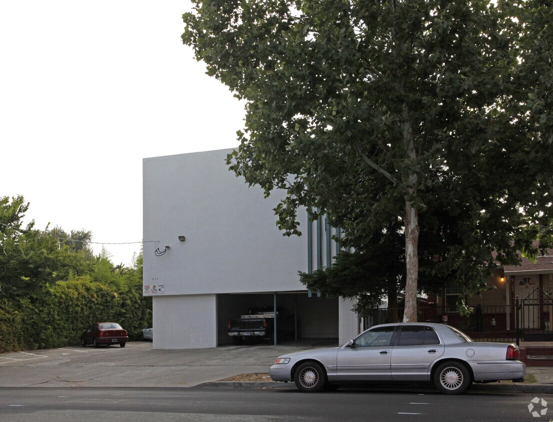Building Photo - 634 S 11th St