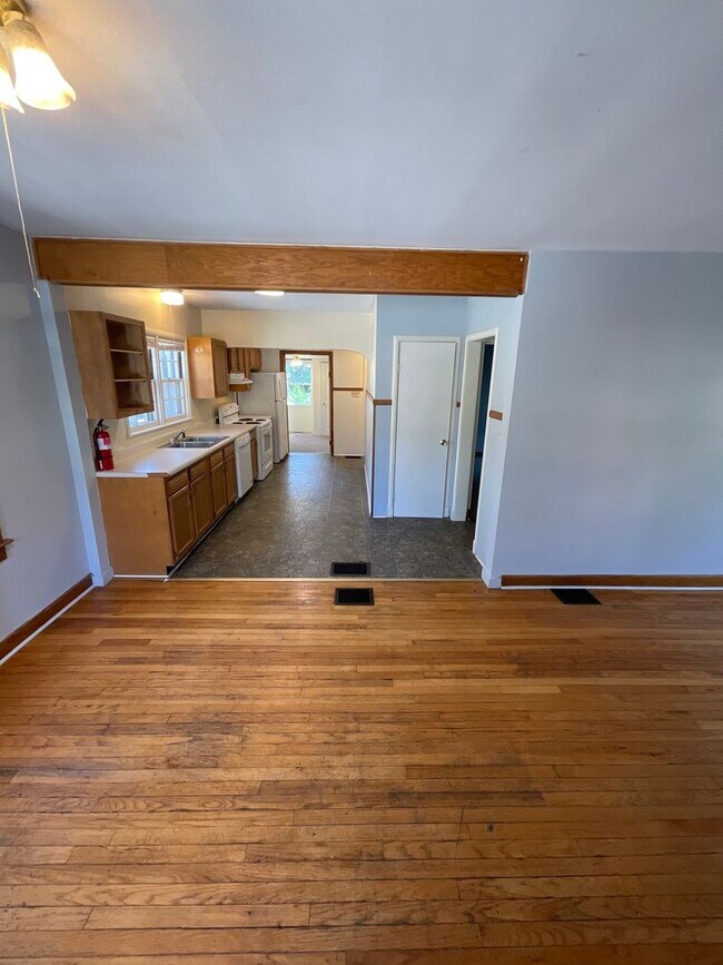 Foto del edificio - 5 Bed 2 Bath House Downtown!! **AVAILABLE AUGUST 2027**