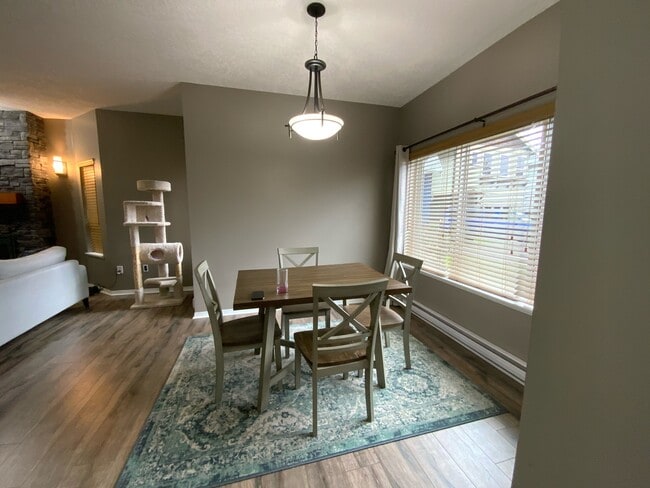 Building Photo - 936 Starling Pl