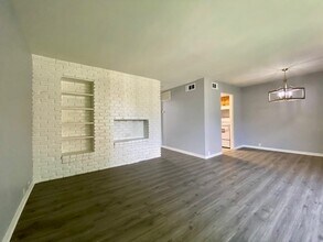 Building Photo - 2201 Fountain View Dr