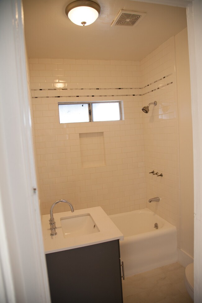 Building Photo - 3435 N Figueroa St