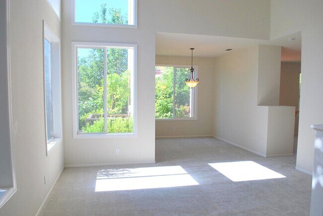 Building Photo - Detached Sunny Home In Gated Vista Pointe ...