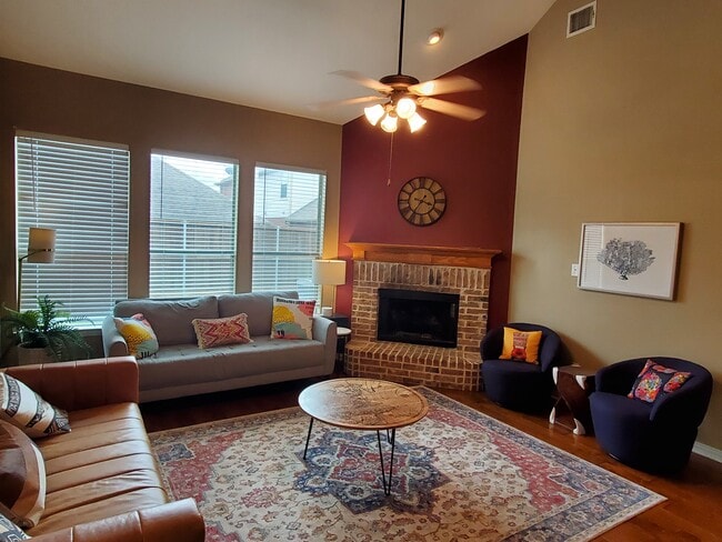 Building Photo - 9401 Caliente Dr