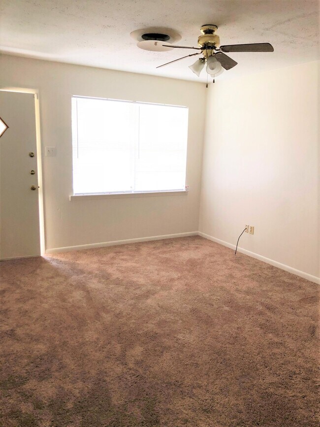 Foto del edificio - 2404 Meadow Ln