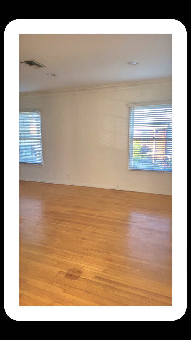 Building Photo - 445 N Doheny Dr