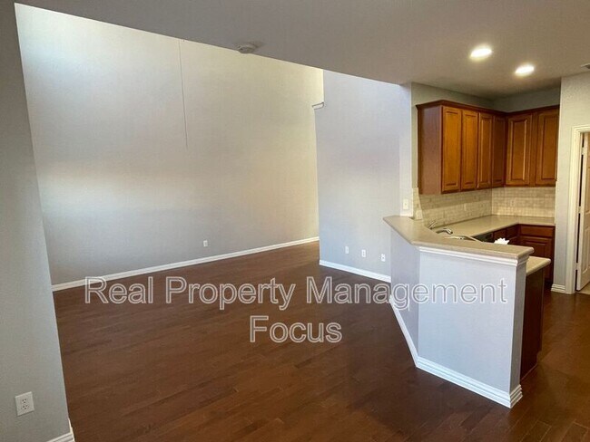 Foto del edificio - 4645 Penelope Ln