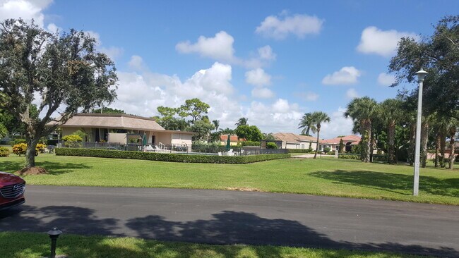 Foto del edificio - 830 Greensward Ct