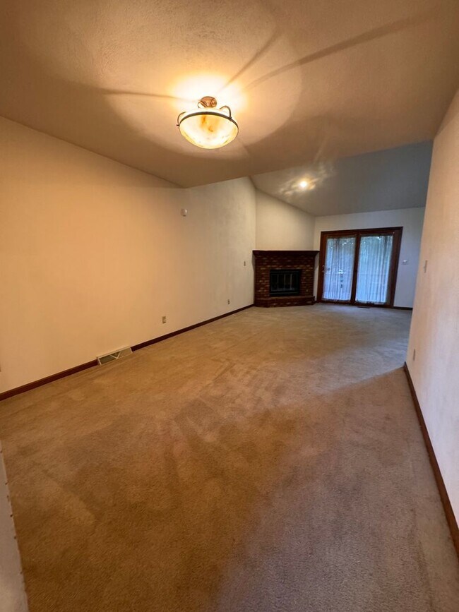 Building Photo - 2 bedroom 1.5 bathroom house. Fenced in ba...
