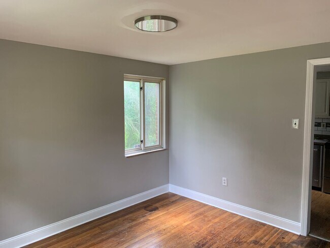 Foto del edificio - Beautiful Two Bedroom With Bonus Room In P...