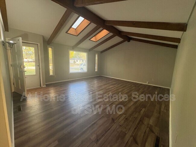 Building Photo - 1911 N Old Orchard Ave