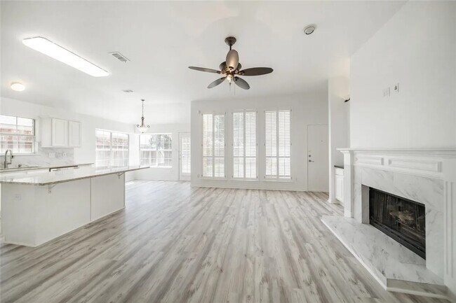 Foto del edificio - 4824 Holly Berry Dr