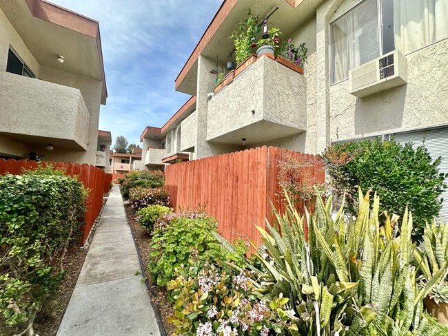 Building Photo - Beautifully Upgraded One Bedroom Condo with Central A/C!!