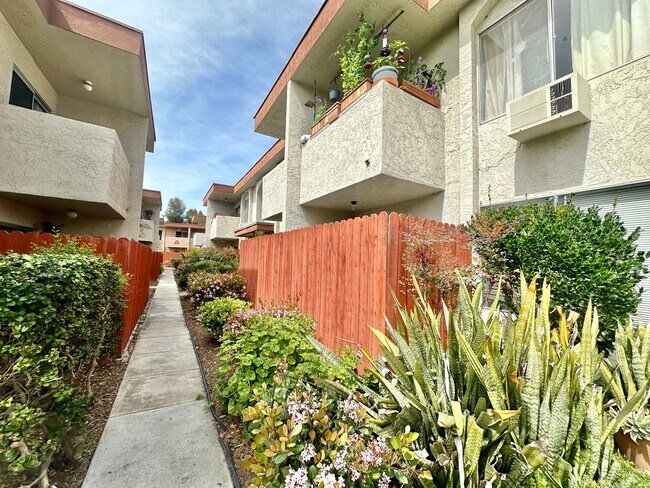 Foto del edificio - Beautifully Upgraded One Bedroom Condo with Central A/C!!