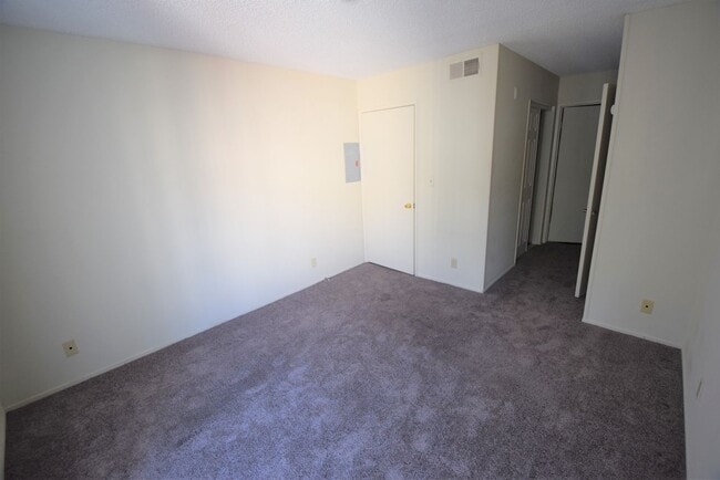 Building Photo - Remmet Avenue Apartments