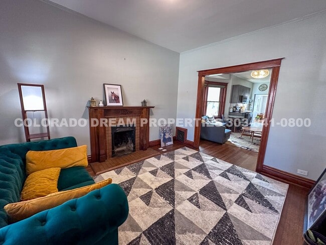 Foto del edificio - A home where old-world charm meets modern sophistication!