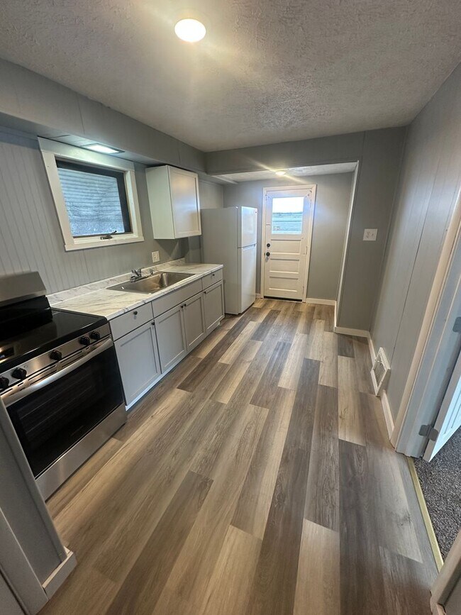 Foto del edificio - 4 Bed / 2 Bath Fully Updated Home on Corner Lot!