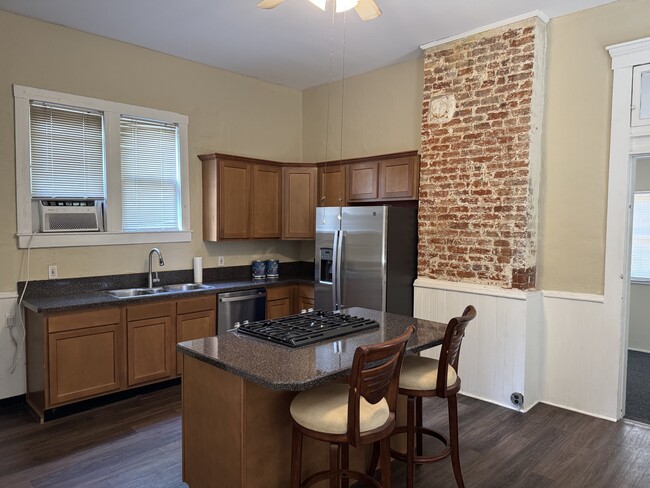 Building Photo - 1423 Debarr St