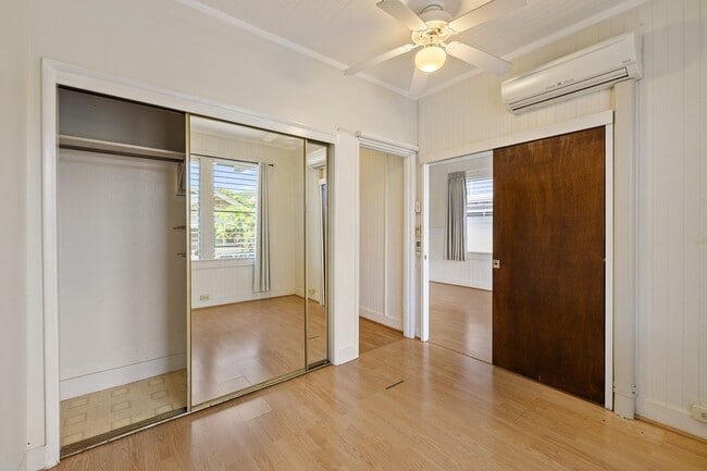 Building Photo - 3-bedroom, 2-bath single-family home with a covered porch and parking. Ideally located near Diamo...