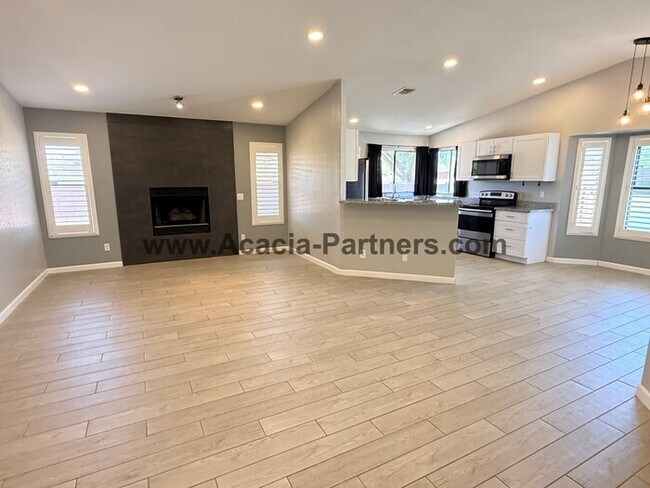 Foto del edificio - Three bedroom home with spacious great room