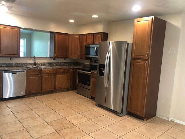 Stainless steel appliances - 4623 Cairnvillage St