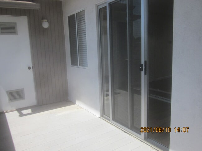 Deck off LR - 4132 Shorecrest Ln