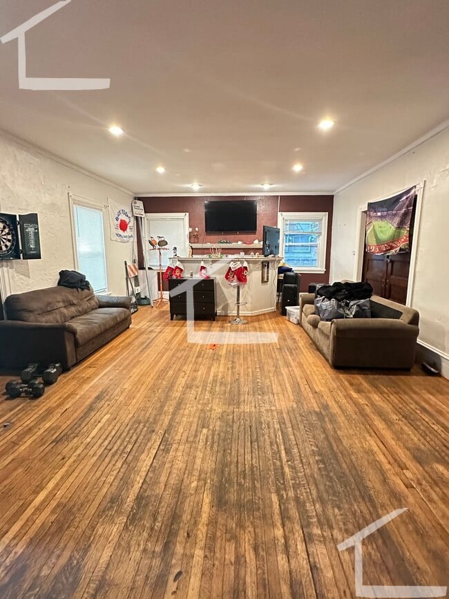 CLEVELAND CIRCLE BRIGHTON 6BED / 2.5BATH F... - CLEVELAND CIRCLE BRIGHTON 6BED / 2.5BATH F... House