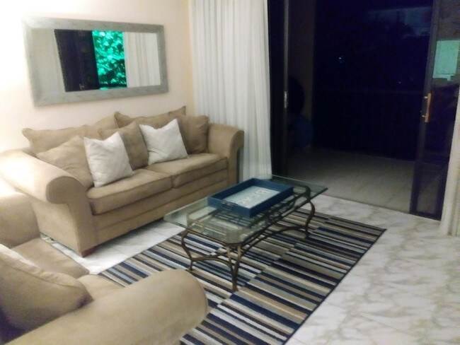Foto del edificio - 220  Lake Drive 205