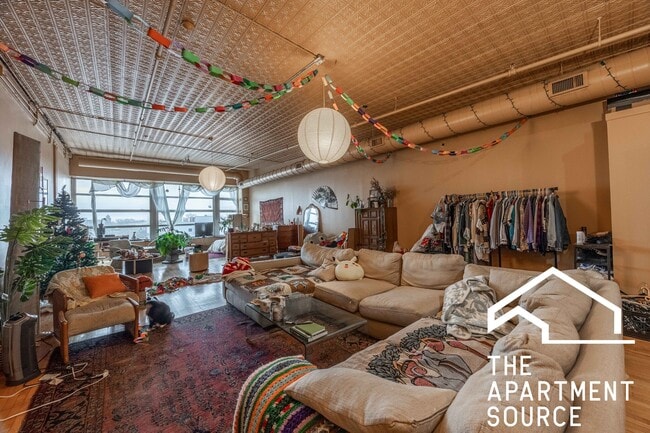 Building Photo - 2416 W North Ave