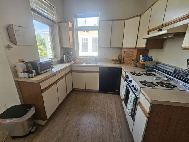 Building Photo - 1 BR / 1 BA Sunny, Spacious Upstairs of Du...