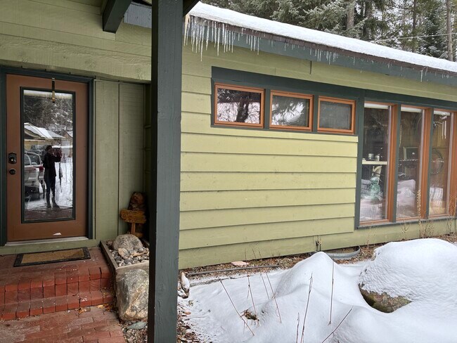 Foto del edificio - 703 Brown Dr